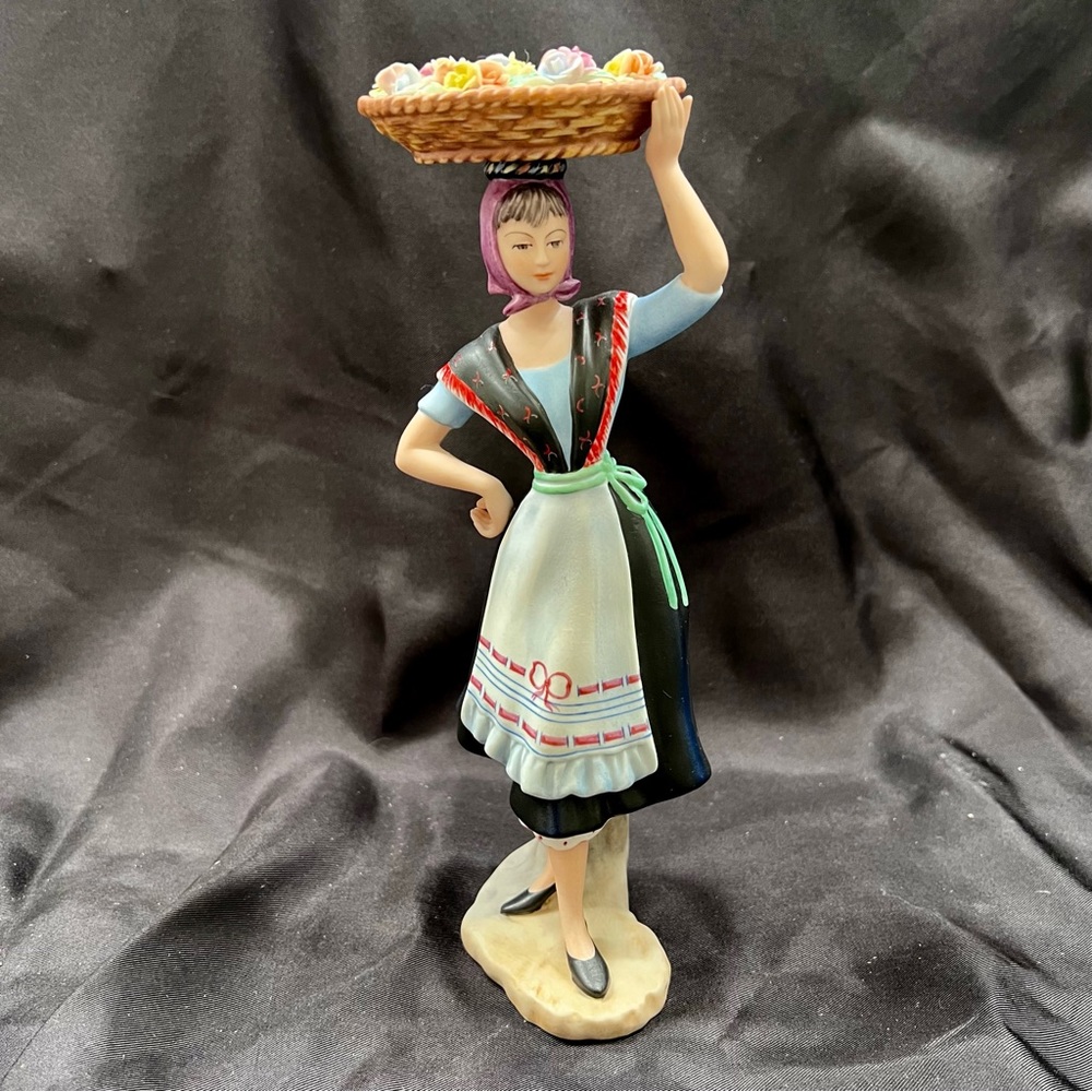 SUPER‎ RARE Vista Alegre Porcelain Figurine Lisboa Regional Costume Vintage Mint